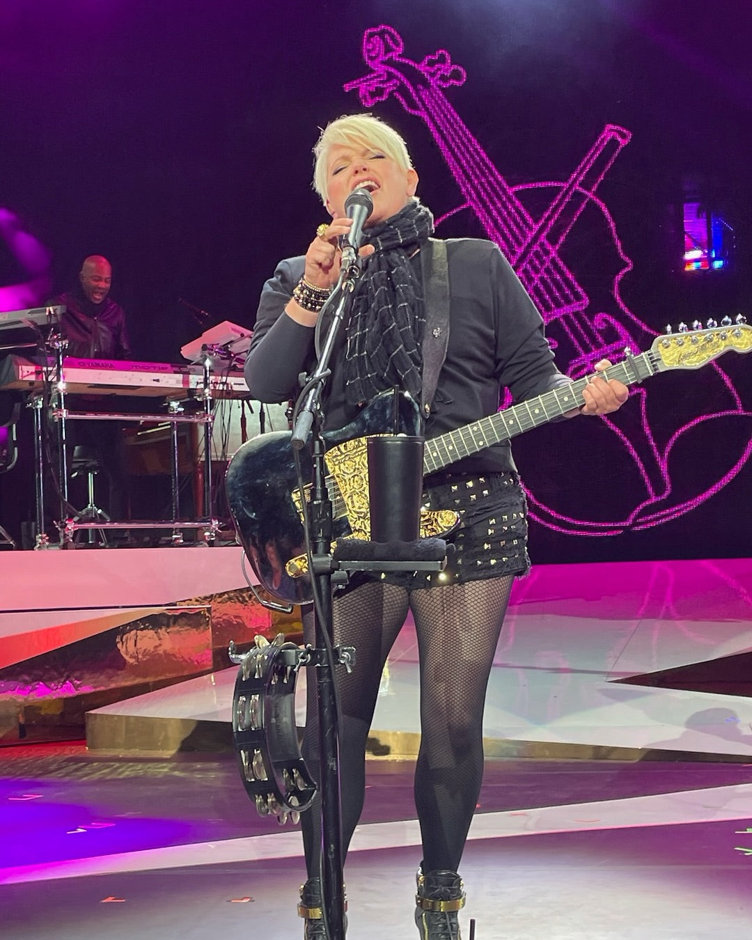 natalie-maines-the-chicks-red-monkey-guitar-strap