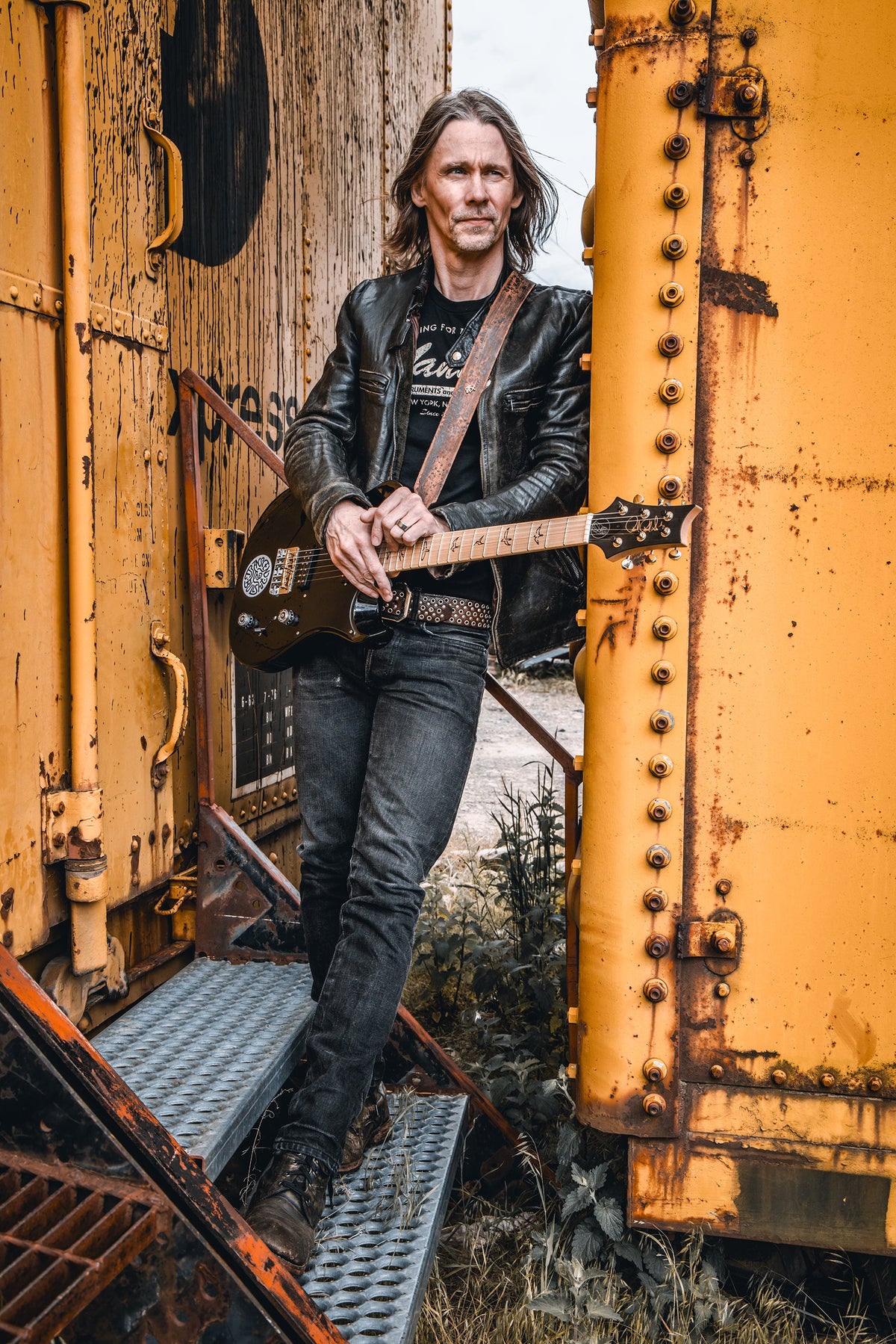 Myles Kennedy performing with a Red Monkey leather guitar strap