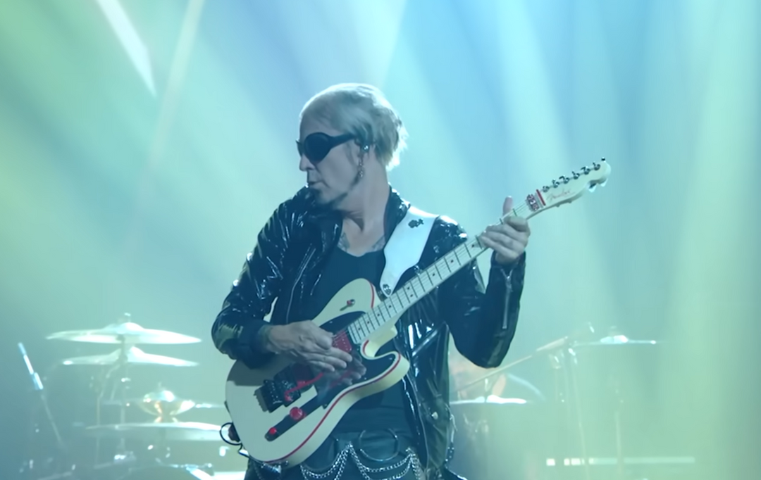 John 5 performs with Mötley Crüe on American Idol finale2
