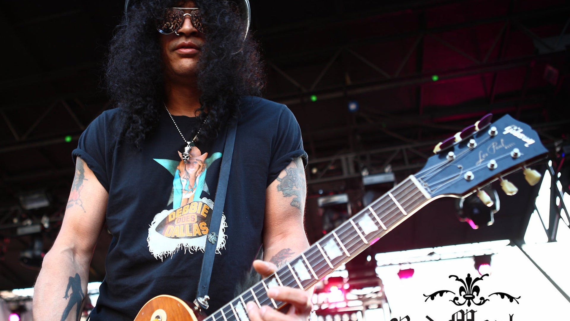 Slash rocking Sunset Music Festival with his icon Slasher Red Monkey guitar strap.